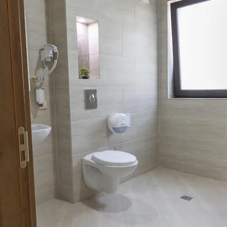 Otel Domenic Free Parking 4*