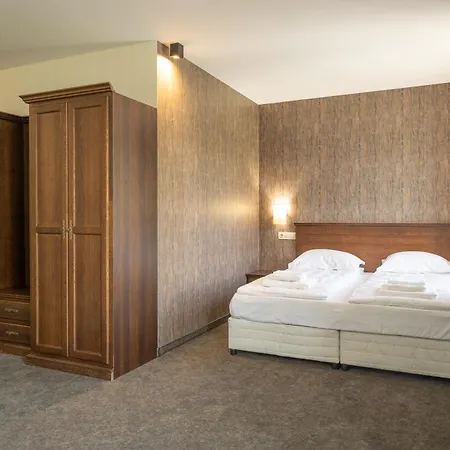 Domenic Free Parking Otel