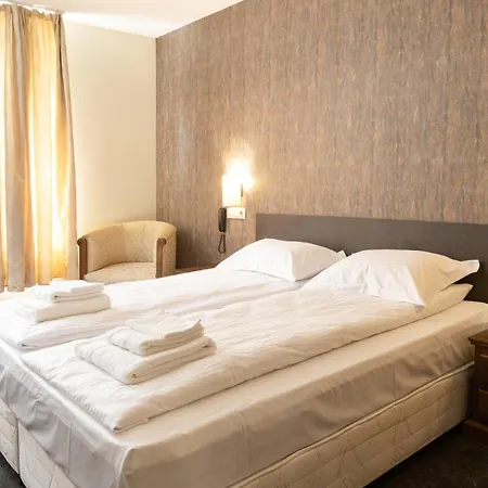 Domenic Free Parking 4*