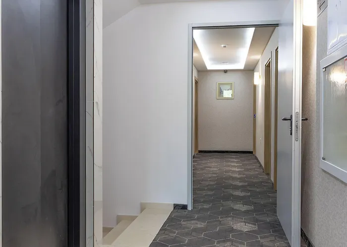 Domenic Free Parking 4*